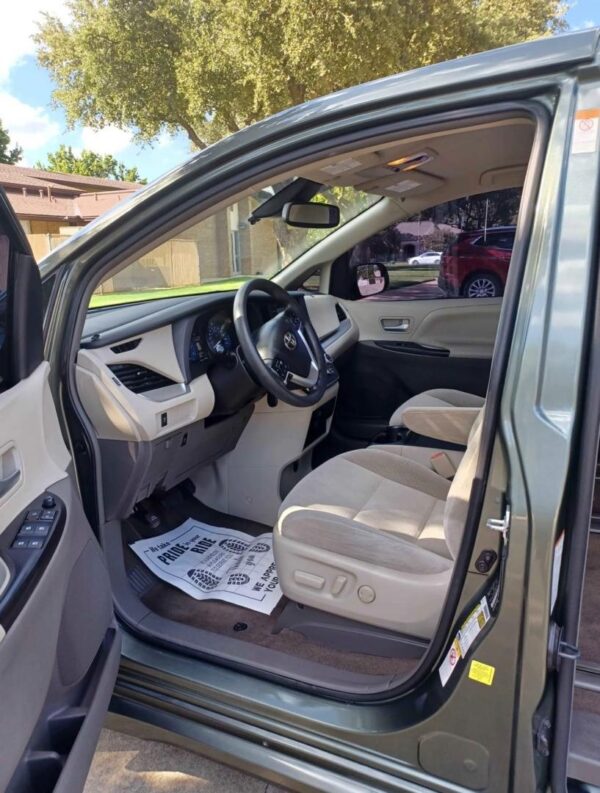 2018 Toyota Sienna LE