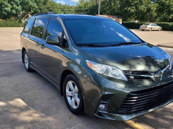 2018 Toyota Sienna LE