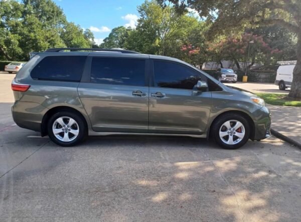 2018 Toyota Sienna LE