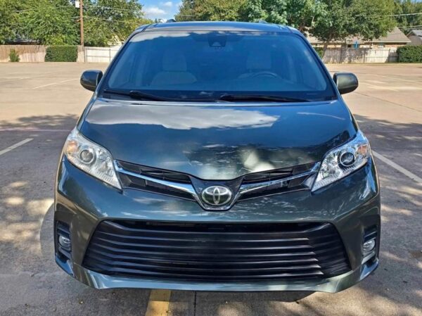 2018 Toyota Sienna LE