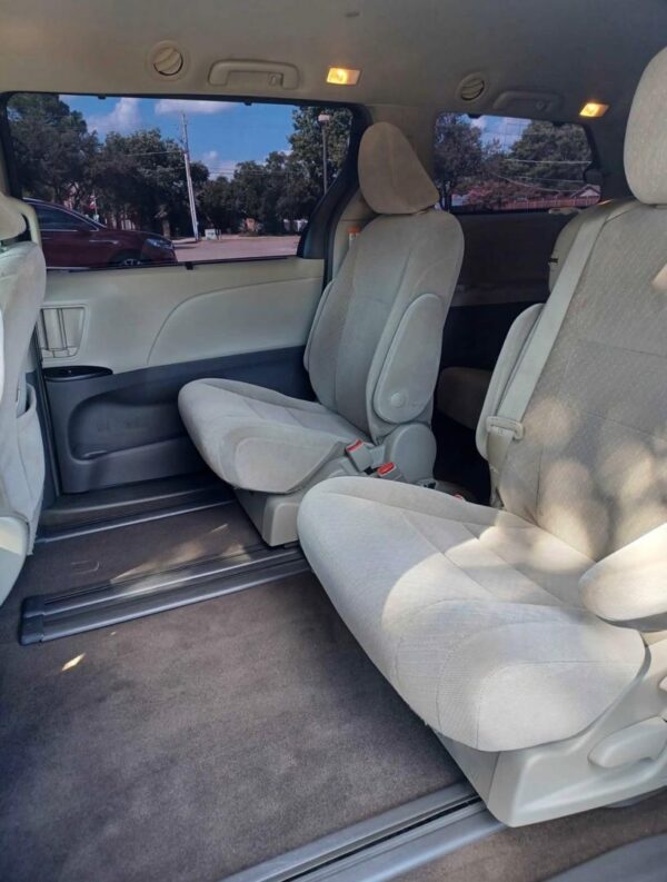 2018 Toyota Sienna LE
