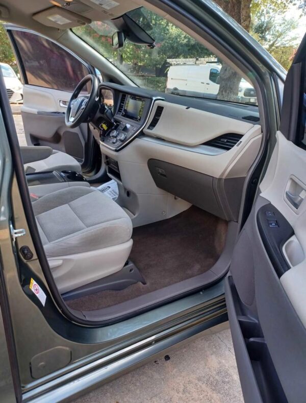 2018 Toyota Sienna LE