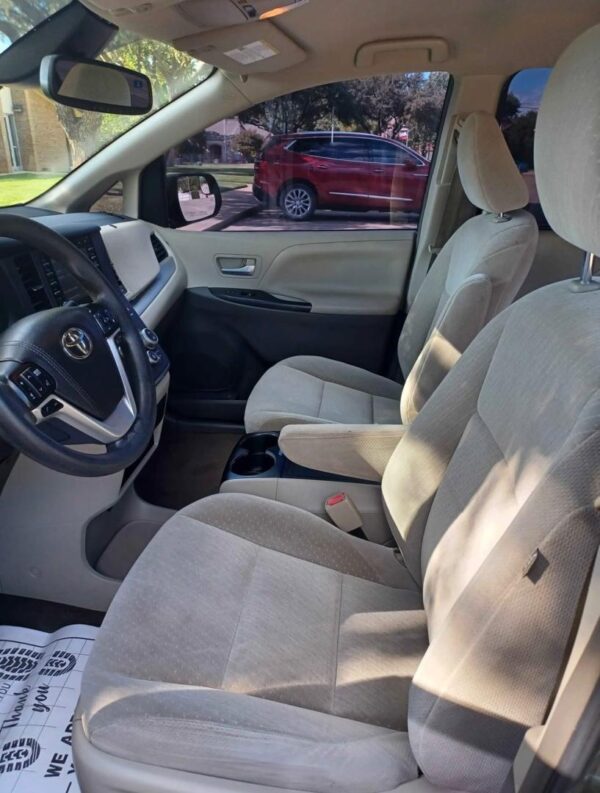 2018 Toyota Sienna LE